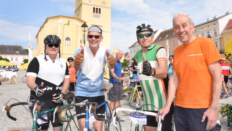 Gruppenfoto vlnr.:. Bezirkshauptmann Mag. Andreas Strobl, Geschäftsführer der Destination Weinviertel DI Hannes Weitschacher, Radlegende Rudi Mitteregger und Geschäftsführer des Retzer Landes Reinhold Griebler, © Retzer Land / Schleich