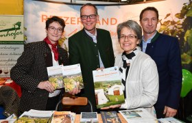 v.l.n.r.: Mag. Silvia Köhrer, RETZER LAND Regionalvermarktung; DI Hannes Weitschacher, Geschäftsführer Destination Weinviertel; Landesrätin Dr. Petra Bohuslav; Prokurist der NÖ Werbung Mag. Stefan Bauer, © NLK J. Burchhart