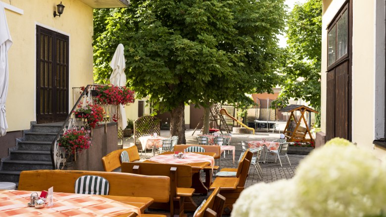 Schattiger Gastgarten für heiße Sommertage, © Niederösterreich Werbung/Michael Reidinger