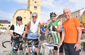 Gruppenfoto vlnr.:. Bezirkshauptmann Mag. Andreas Strobl, Geschäftsführer der Destination Weinviertel DI Hannes Weitschacher, Radlegende Rudi Mitteregger und Geschäftsführer des Retzer Landes Reinhold Griebler, © Retzer Land / Schleich