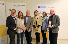 Foto (vlnr.): Landesrat Mag. Karl Wilfing, Geschäftsführerin v. LEADER Weinviertel Manhartsberg Mag. Renate Mihle, Obmann der Retzer Land Regionalvermarktung Bgm. Manfred Nigl, Jitka Kössler und DI Doris Fried von der NÖ.Regional.GmbH., Geschäftsführer Retzer Land Regionalvermarktung Reinhold Griebler, © NÖ.Regional