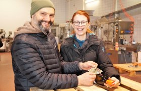 Bettina und Egmont Reindl haben Ihren Spaß beim Etikettieren, © Retzer Land / Köhrer