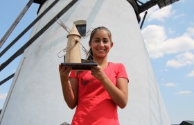 Sophie Grabner mit dem Retzer Land-Pokal vor dem Wahrzeichen der Stadt Retz, der Windmühle., © Retzer Land / Raab